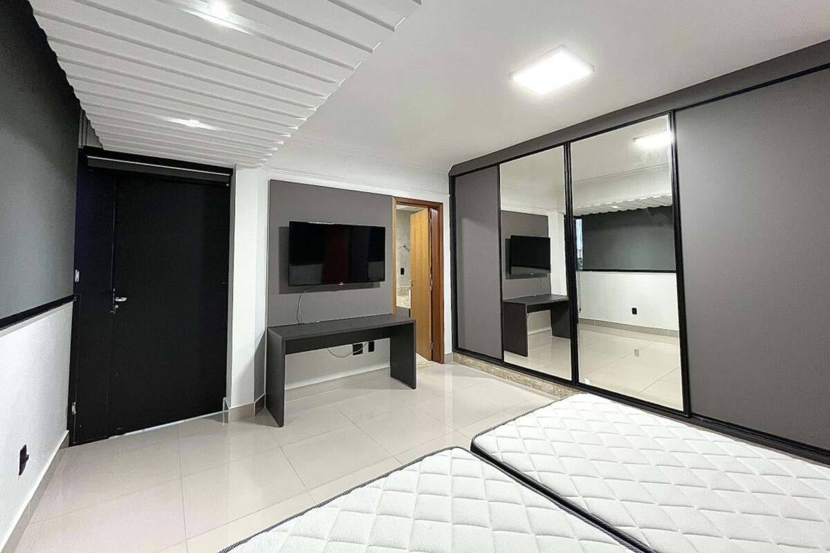 Ropa de cama hipoalergénica y caja de seguridad en la habitación 