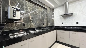 Coffee/tea maker, full-size fridge, microwave, oven