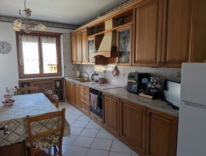 Wasserkocher mit Kaffee-/Teezubehör, Kühlschrank, Ofen, Herdplatte