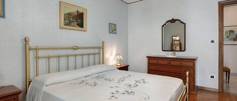 2 slaapkamers, een strijkplank/strijkijzer, wifi, beddengoed