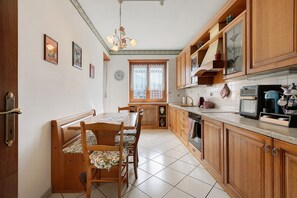 Coffee/tea maker, fridge, oven, stovetop - Apartment 'La Dimora ABG' with Mountain View and Balcony (Aosta)