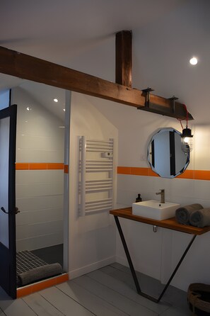 Bathroom - Guest Rooms in the Heart of Cognac – la maisonbyyann (Cognac)