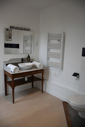 Bathroom - Guesthouse in the Heart of Cognac – La Maisonbyyann Room 2 (Cognac)