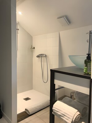 Bathroom - Guest Room in the Heart of Cognac – la maisonbyyann, Room 3 (Cognac)