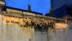 A building facade with a stone wall, a metal door, and a sign reading 'La Maison de Yann'. - Guest Room in the Heart of Cognac – la maisonbyyann, Room 3 (Cognac)