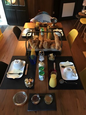 Dining - Guest Room in the Heart of Cognac – la maisonbyyann, Room 3 (Cognac)
