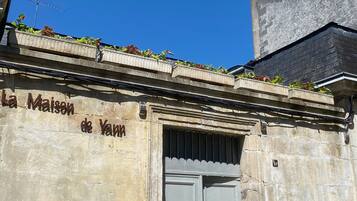 Un bâtiment sur lequel on peut lire l’inscription « La Maison de Yann », et une porte dotée d’une poignée en métal.