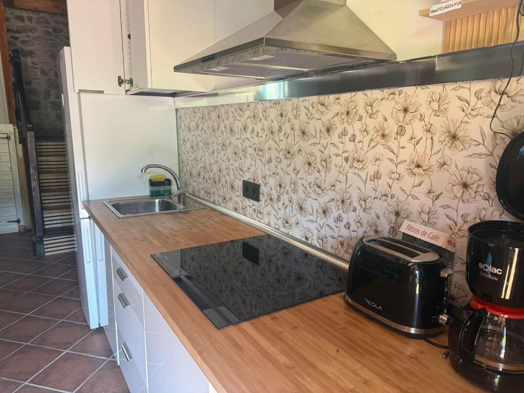 Een koffiezetapparaat/waterkoker, een koelkast, een magnetron, een oven