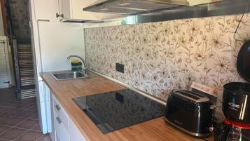 Een koffiezetapparaat/waterkoker, een koelkast, een magnetron, een oven