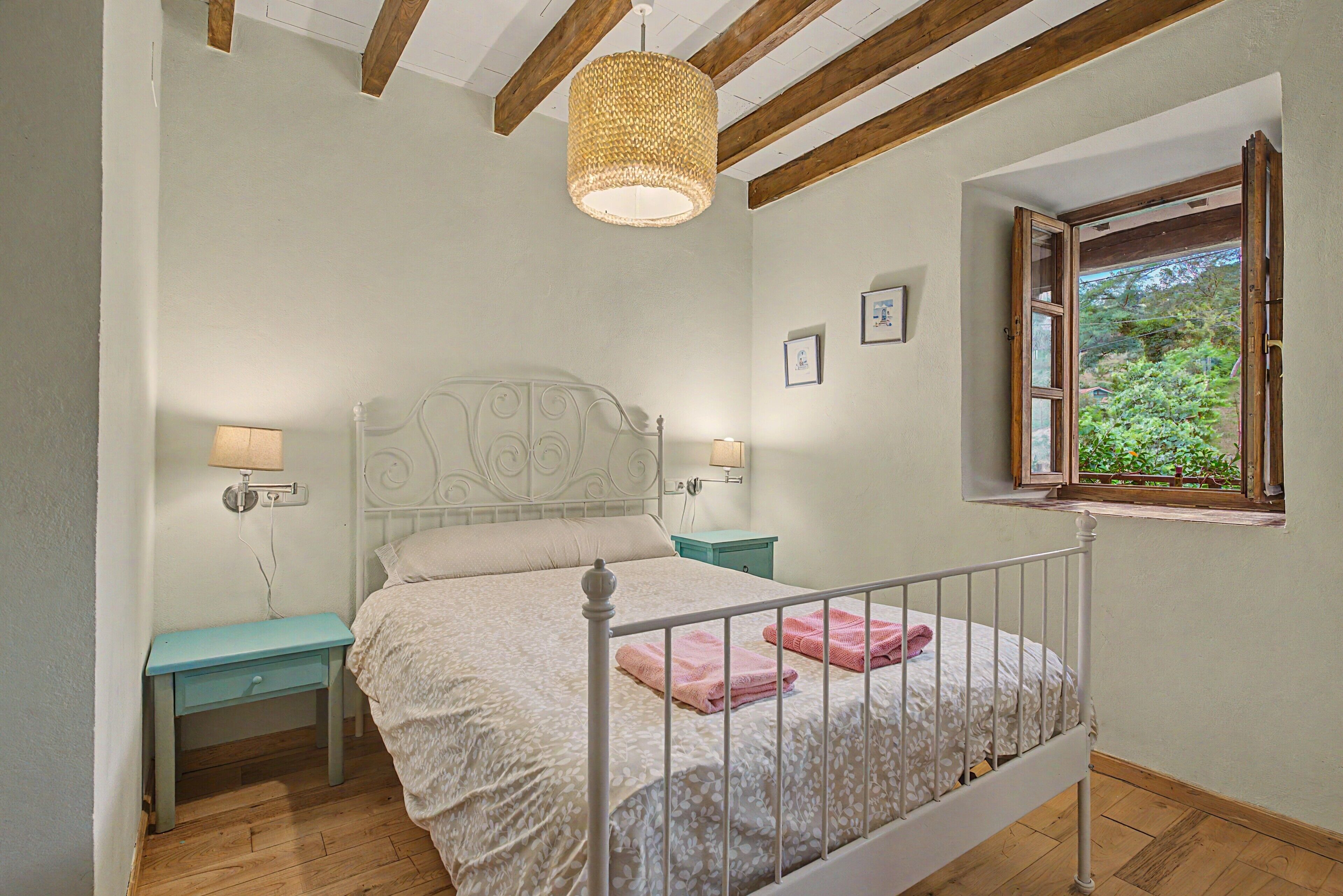 5 bedrooms, iron/ironing board, WiFi, bed sheets