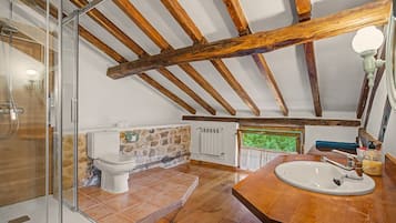 Een douche, een haardroger, handdoeken