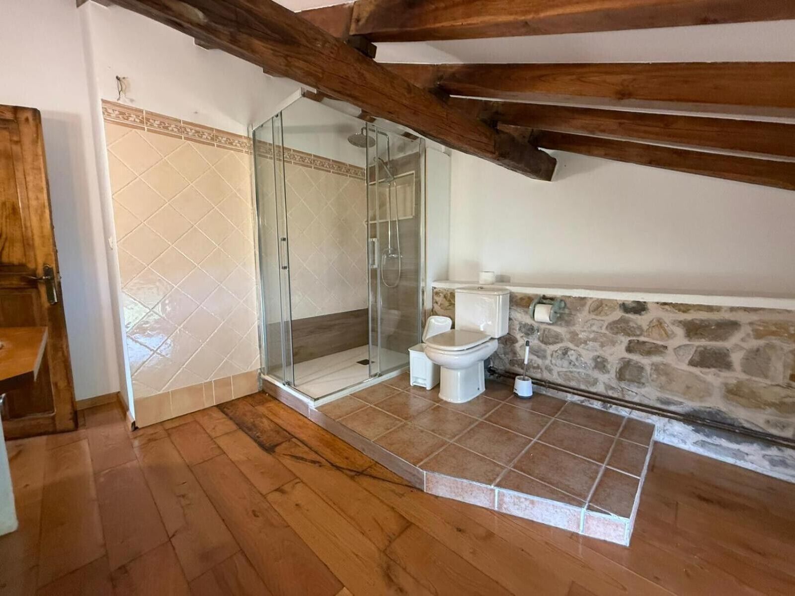 Een douche, een haardroger, handdoeken