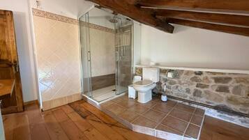 Een douche, een haardroger, handdoeken
