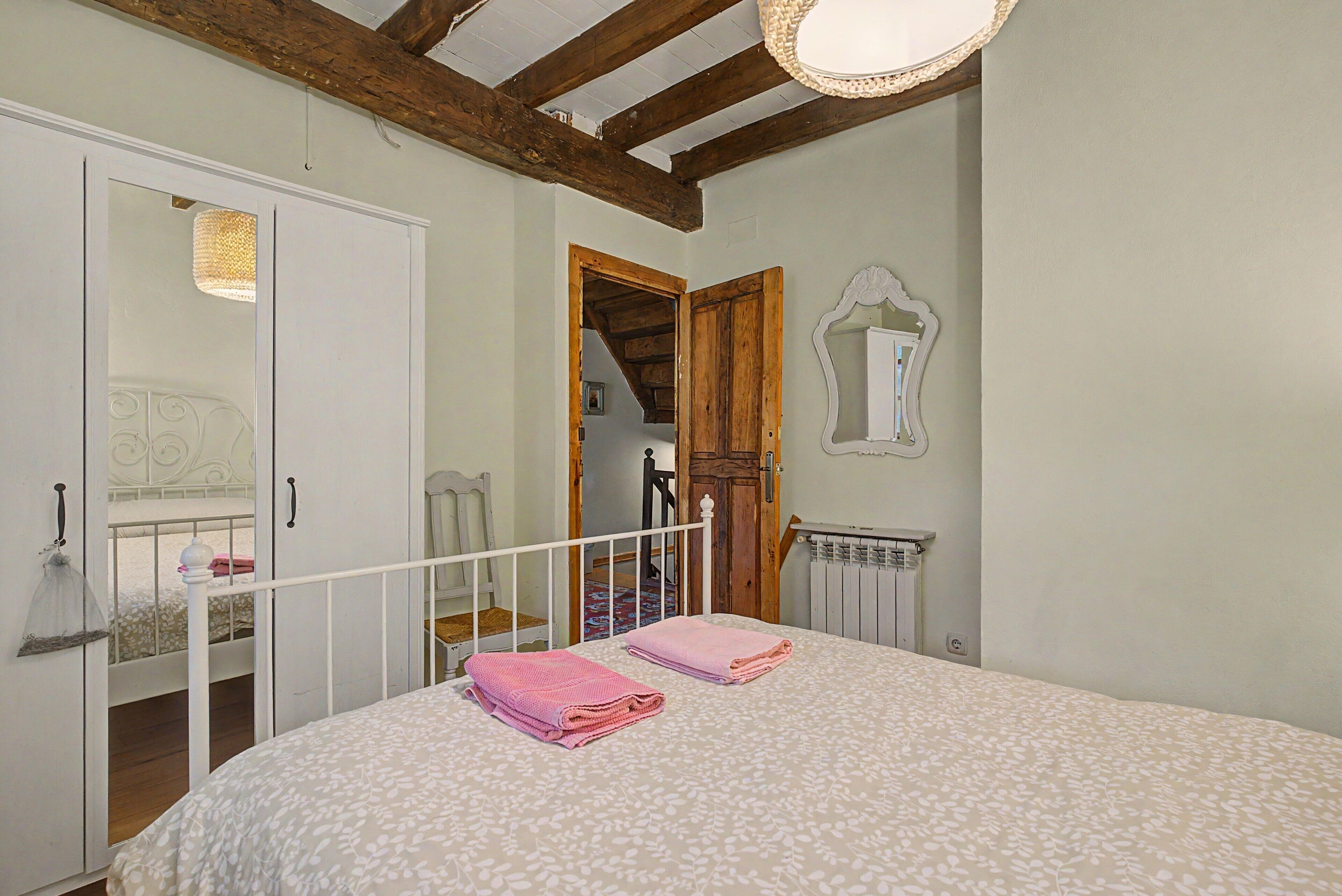 5 bedrooms, iron/ironing board, WiFi, bed sheets