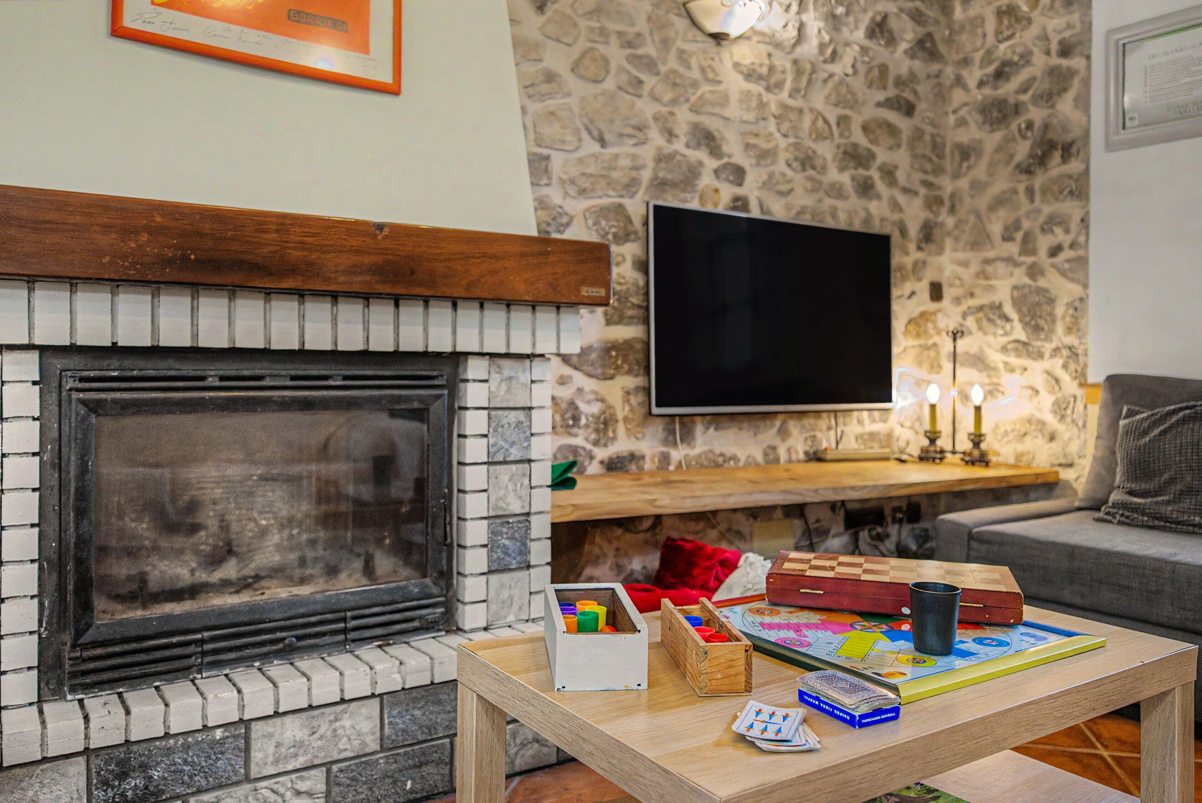 TV, fireplace