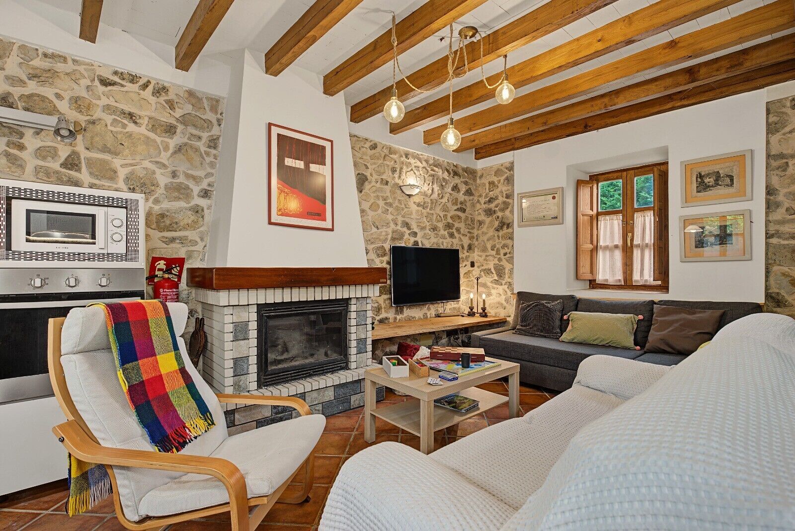 TV, fireplace