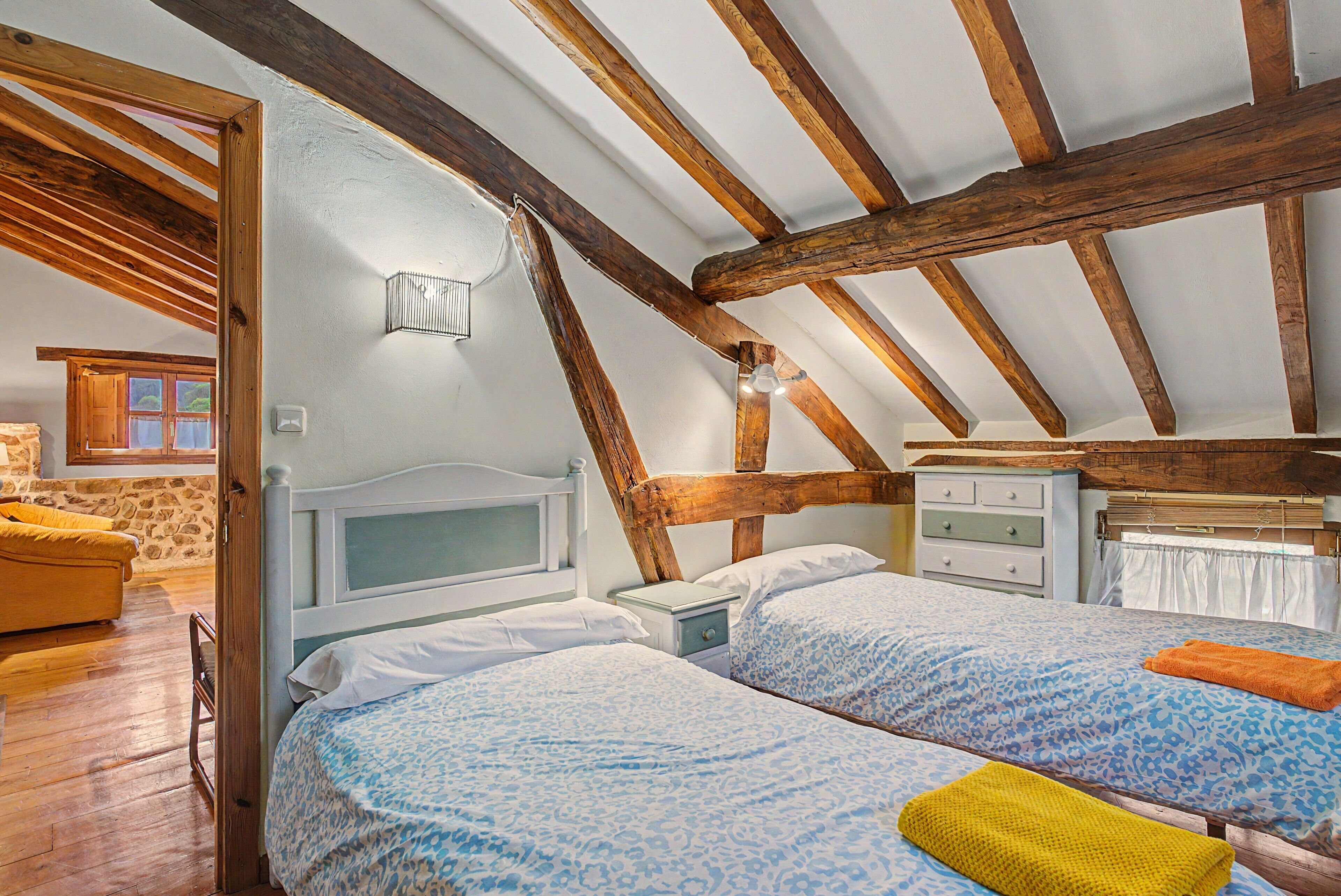 5 chambres, fer et planche à repasser, Wi-Fi, draps fournis