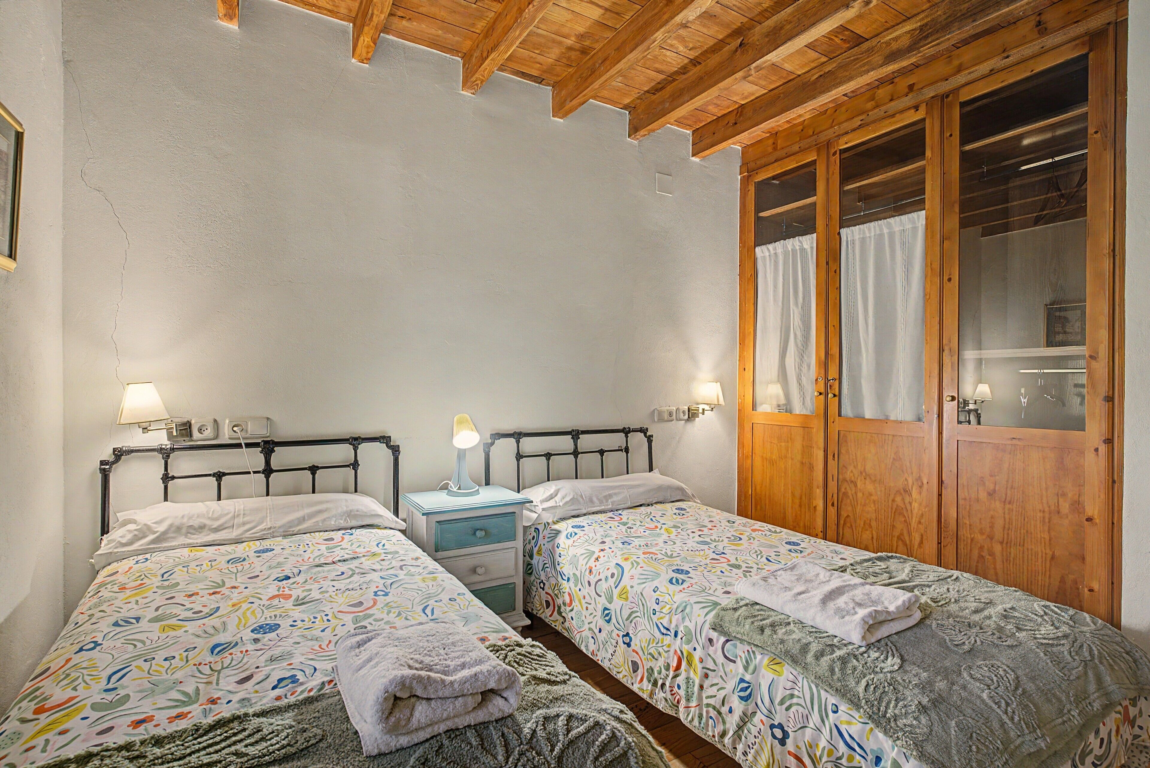 5 chambres, fer et planche à repasser, Wi-Fi, draps fournis