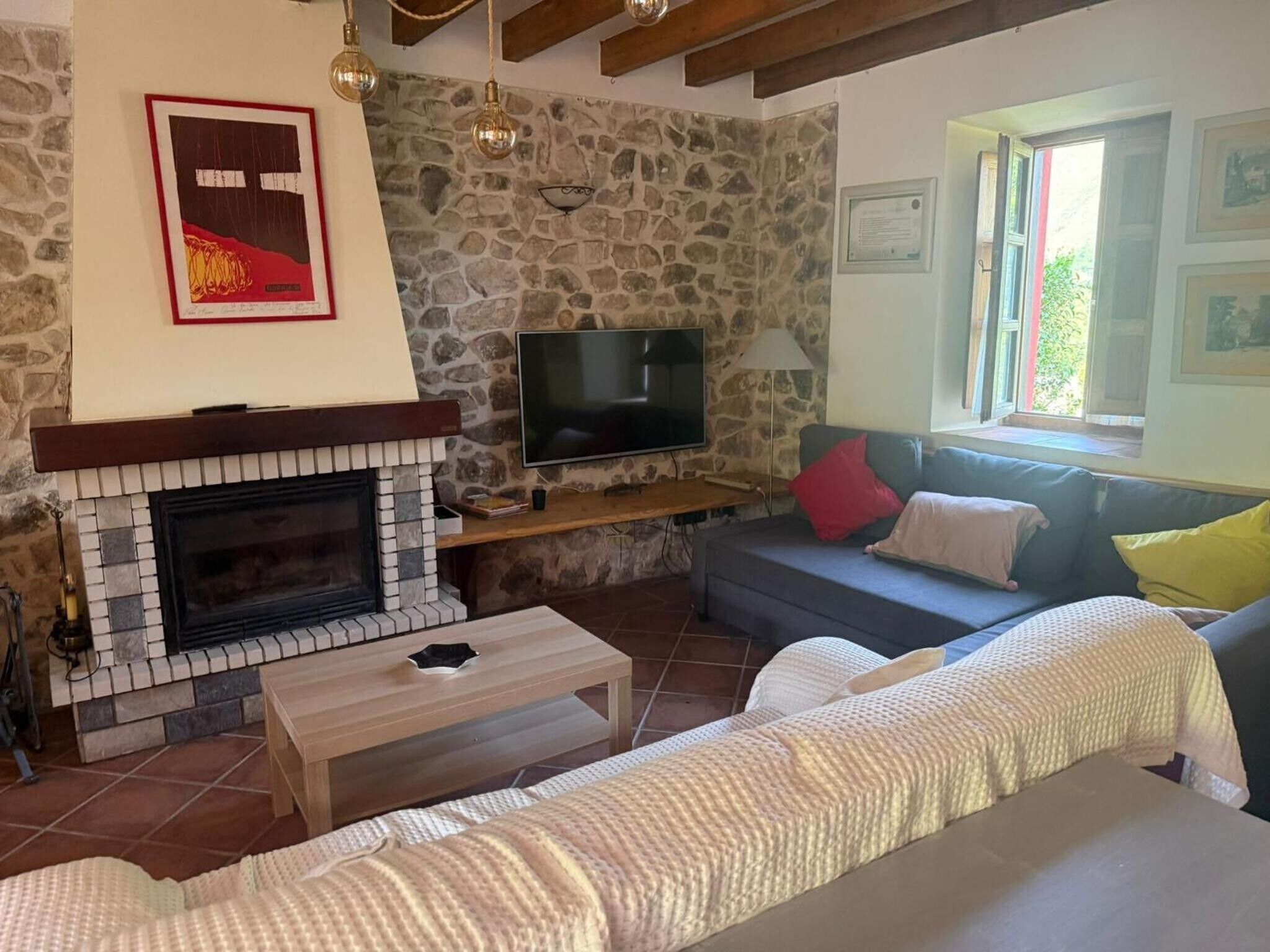 Una televisión, una chimenea