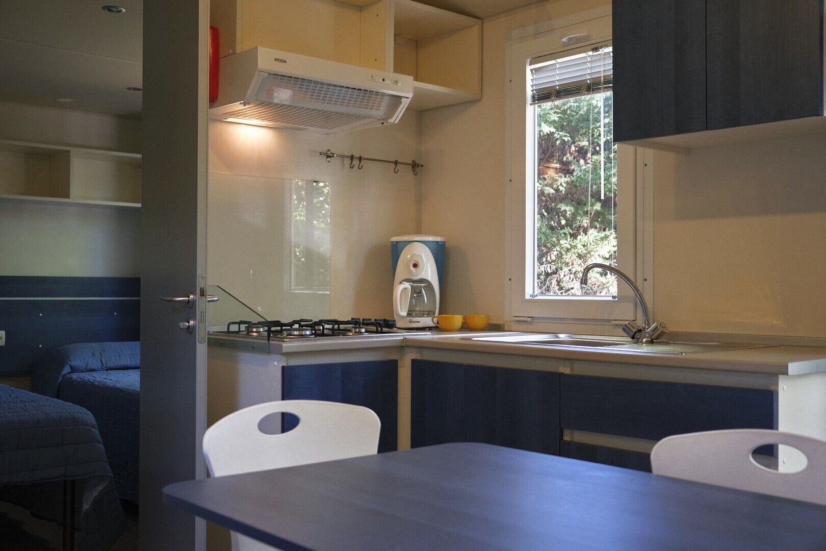 Frigorífico, placa de cocina, hervidor eléctrico y trona infantil