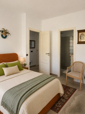 Tabla de planchar con plancha, wifi, ropa de cama