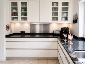 Private kitchen - Private villa with infinity pool, Hot Spring hot tub and views in Mijas (Mijas)