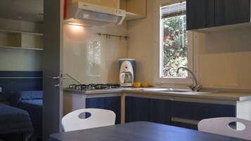Frigorífico, placa de cocina, hervidor eléctrico y trona infantil