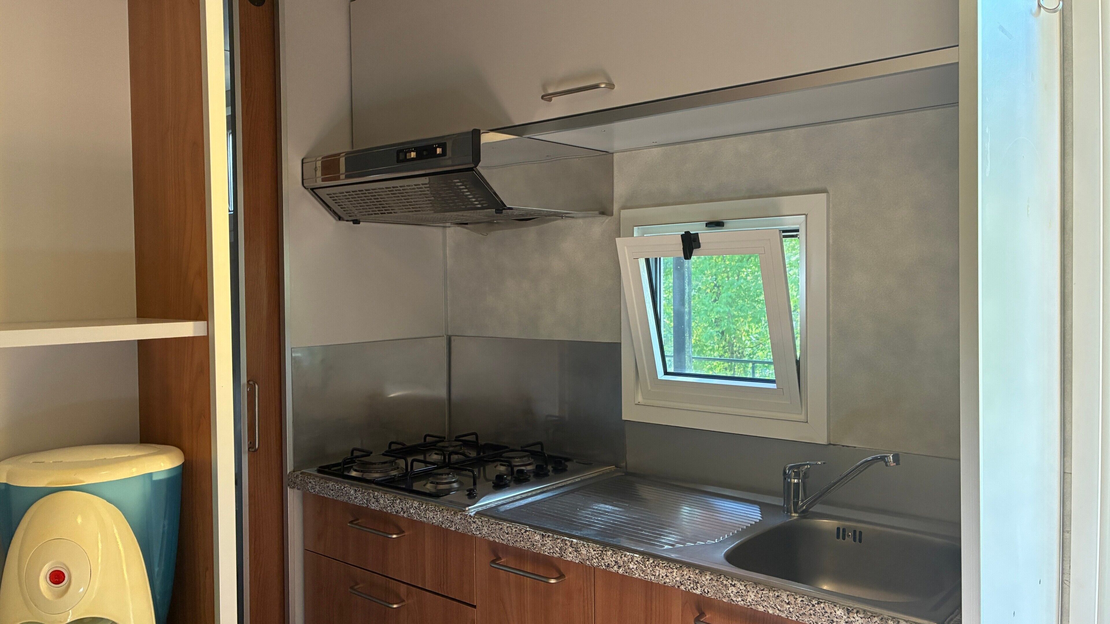 Geladeira, cooktop, chaleira elétrica, cadeirão de bebê