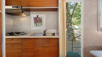 Fridge, stovetop, electric kettle, highchair