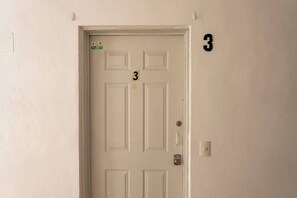 A white door with the number 3 on it, a keyhole, and a doorbell. - Cozy and centrally located near Polanco (Mexico City)