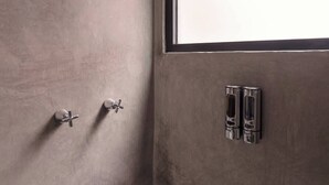 Ein Badezimmer mit Dusche, Fenster und Handtuchhalter.