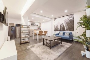 A modern living room with a coffee table, sofa, and dining area. - The Nice & Cozy Urban Green Haven (Ciudad de México)