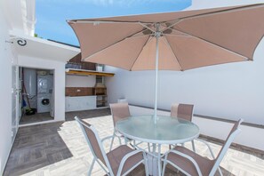 Outdoor dining - Casa Alma Marbella: private terrace, Wi-Fi & air conditioning (Marbella)