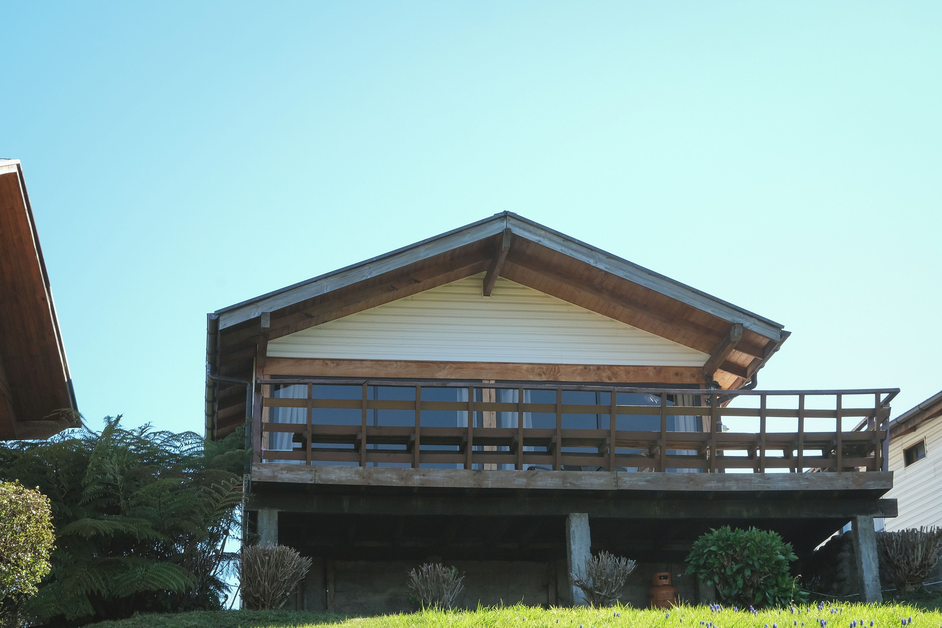 Un bâtiment en bois à deux étages, doté d’un balcon à l’étage supérieur.