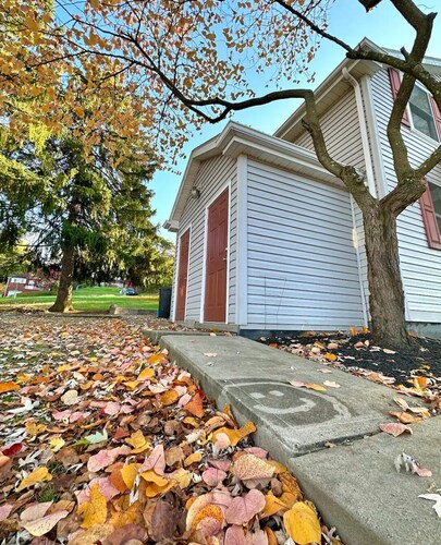 Cozy 2-bedroom duplex in quaint Pittsburgh neighborhood