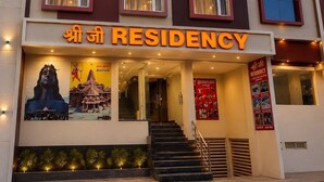 Ein mehrgeschossiges Hotel mit einem Schild, auf dem 'Shri Ji Residency' steht.