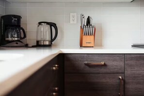 Kaffetrakter/tekoker, kjøleskap, mikrobølgeovn og ovn