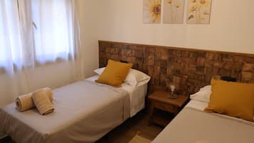 Tabla de planchar con plancha, wifi y ropa de cama