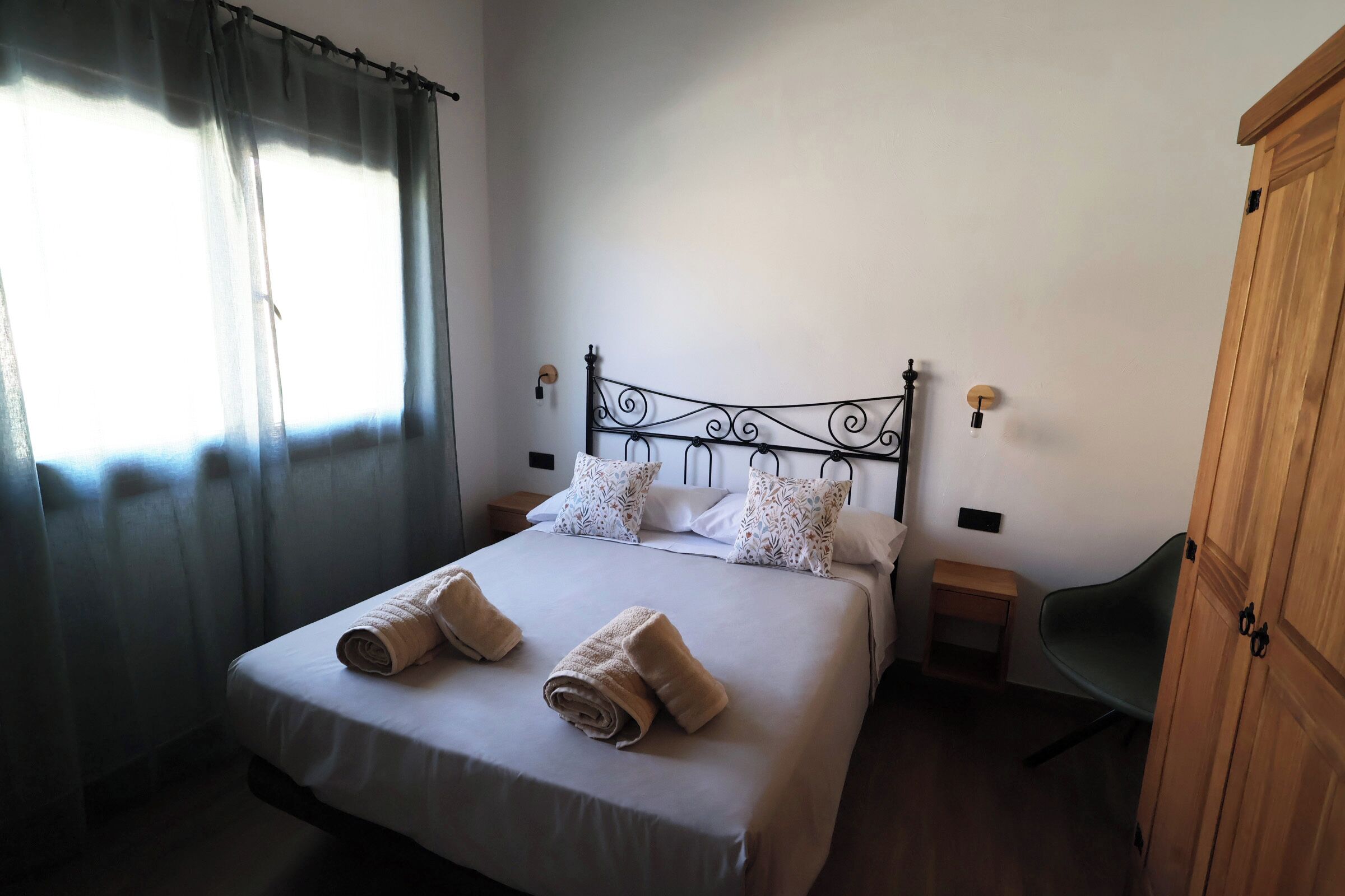 6 slaapkamers, een strijkplank/strijkijzer, wifi, beddengoed