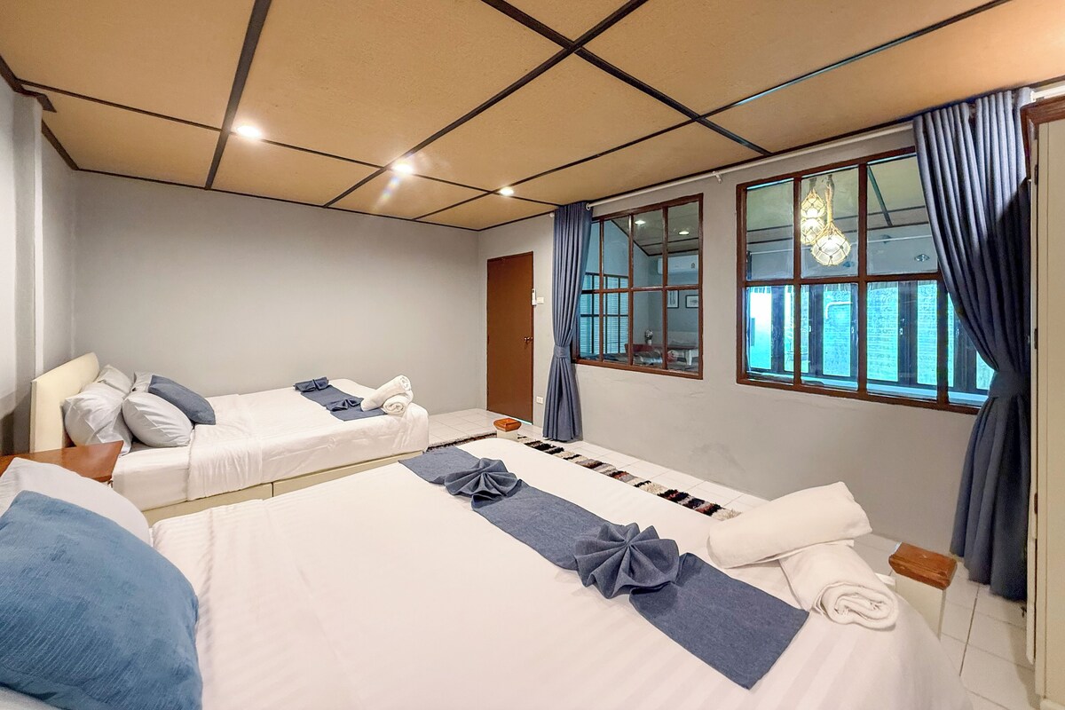 Quadruple Room | Minibar, WiFi (free), bed sheets