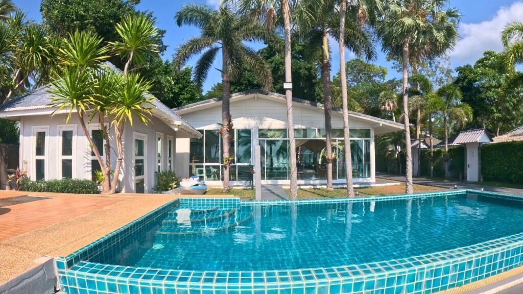 Swim-up bar