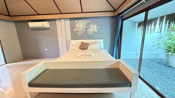 Una habitación de hotel moderna con una cama, un elemento decorativo en la pared y vistas al exterior.