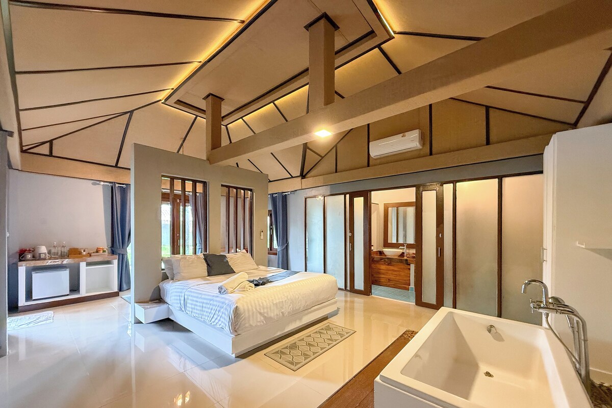 Grand Deluxe Bathtub | Minibar, WiFi (free), bed sheets
