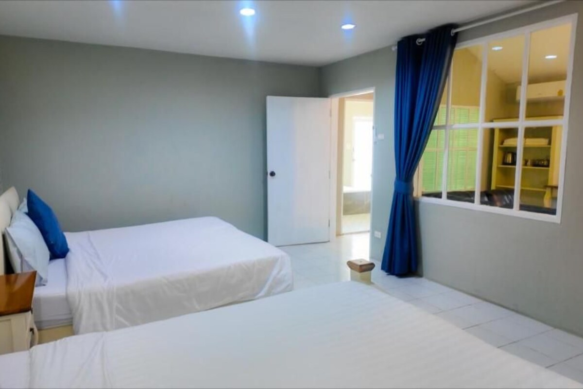 Quadruple Room | Minibar, free WiFi, bed sheets