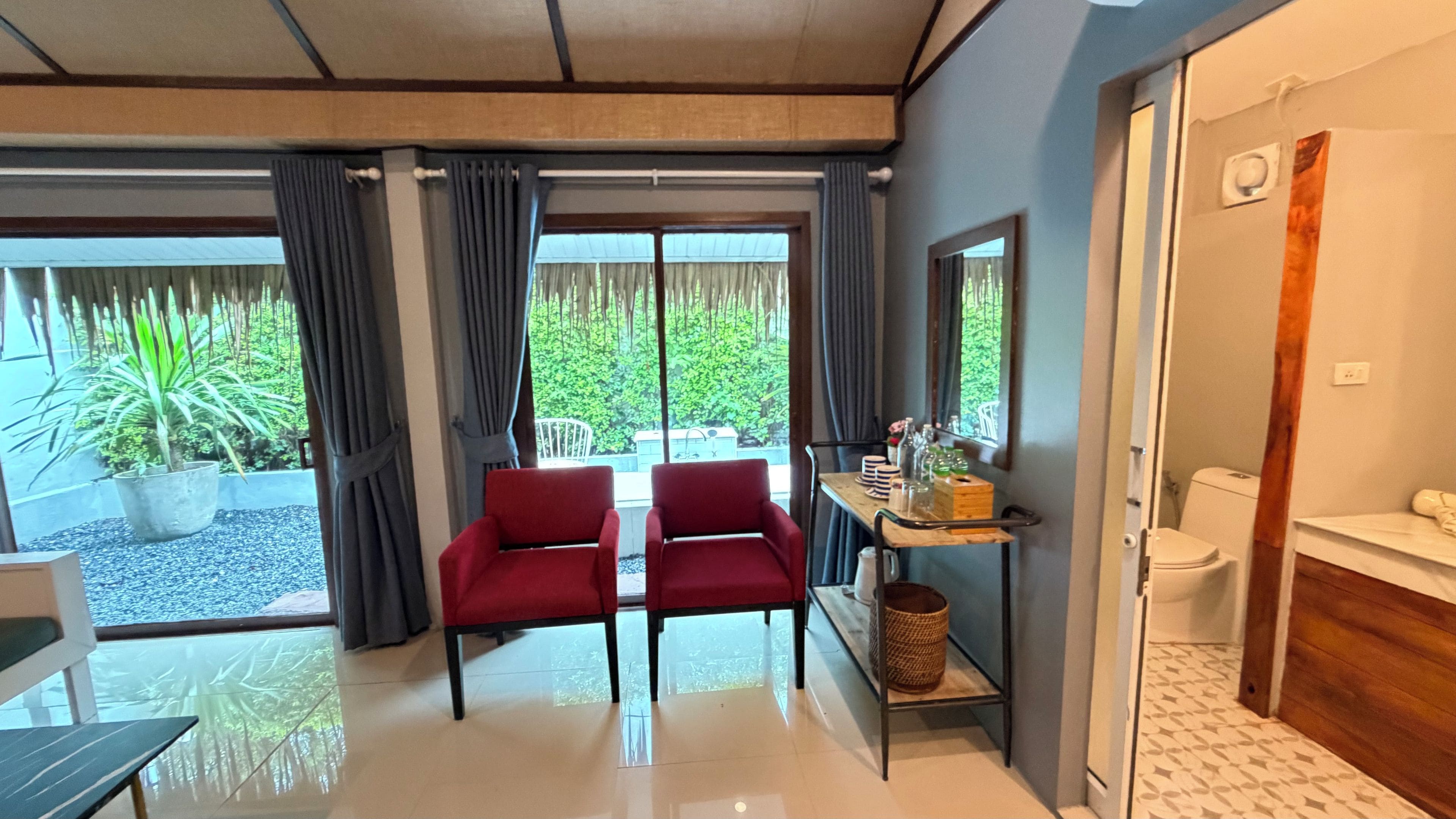 Deluxe Family Room | Minibar, WiFi (free), bed sheets