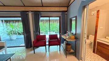 Deluxe Family Room | Minibar, WiFi (free), bed sheets