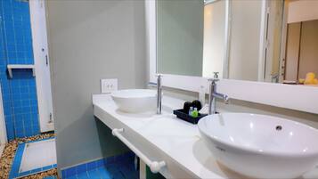 Deluxe Villa, Beach View | Bathroom