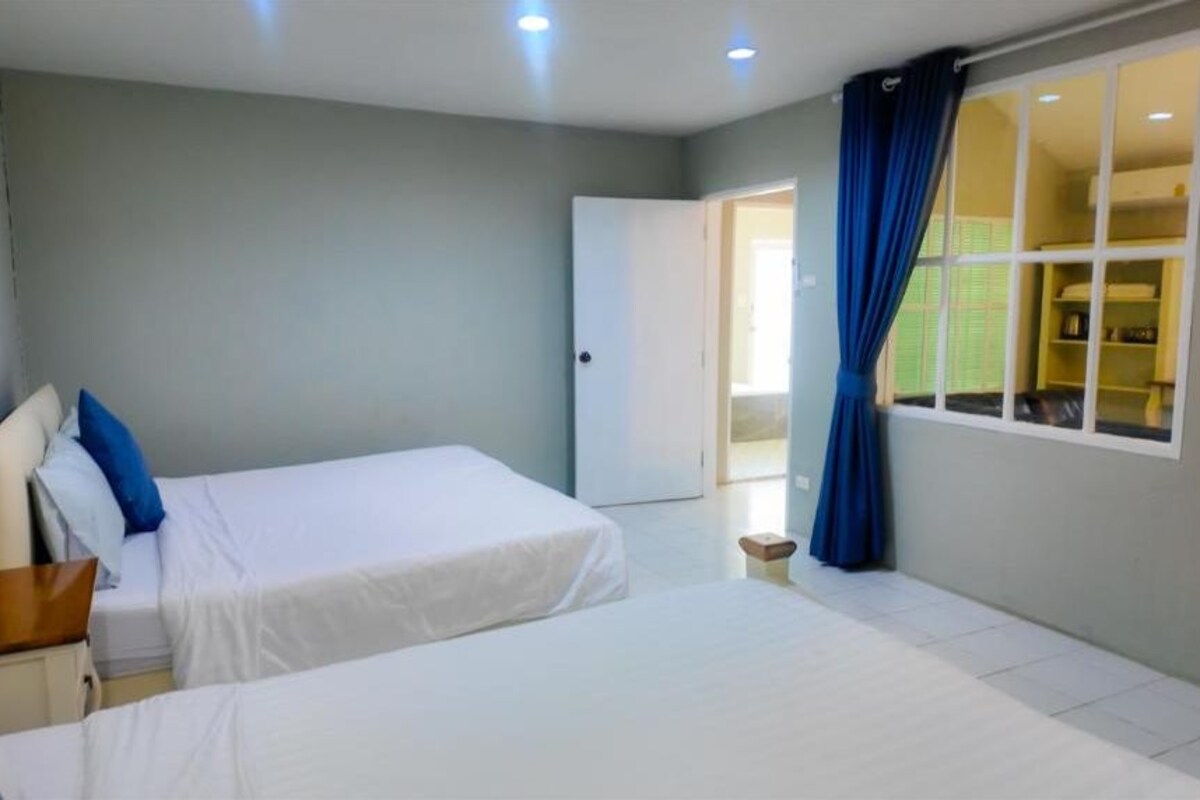 Quarto quádruplo | Frigobar, Wi-Fi de cortesia, roupa de cama