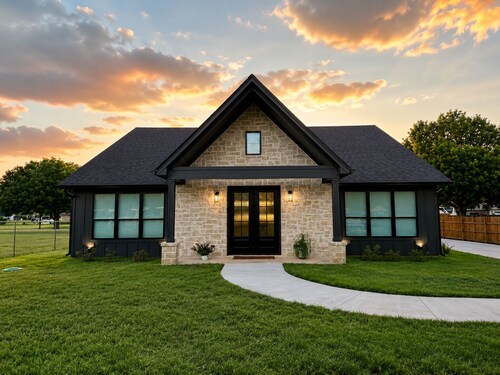 Taylor Marae - Close to all of Waco's Attractions!