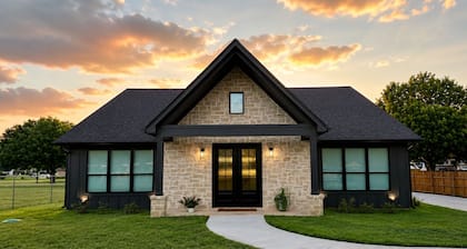 Taylor Marae - Close to all of Waco's Attractions!